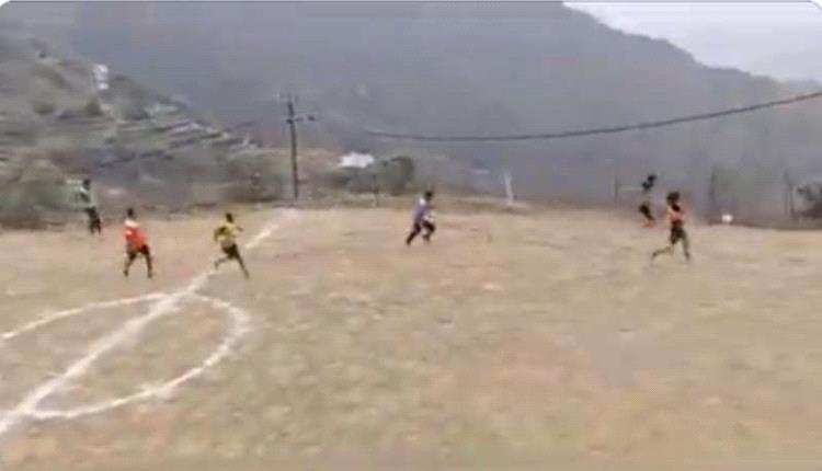 بالفيديو.. لحظة سقوط مرعب لشابين أثناء لعب كرة القدم من سفح جبلي