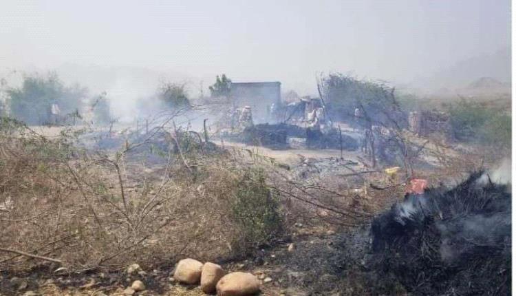 إصابة نازح ونازحة واحتراق أربعة مساكن جراء حريق مخيم للنازحين في الحديدة اليمنية