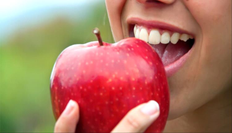 منها تعزيز صحة الجهاز الهضمي..فوائد تناول التفاح قبل النوم