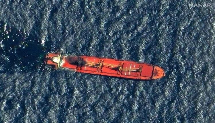 خبراء يحذرون من الأضرار البيئية المتوقعة نتيجة غرق السفينة 
